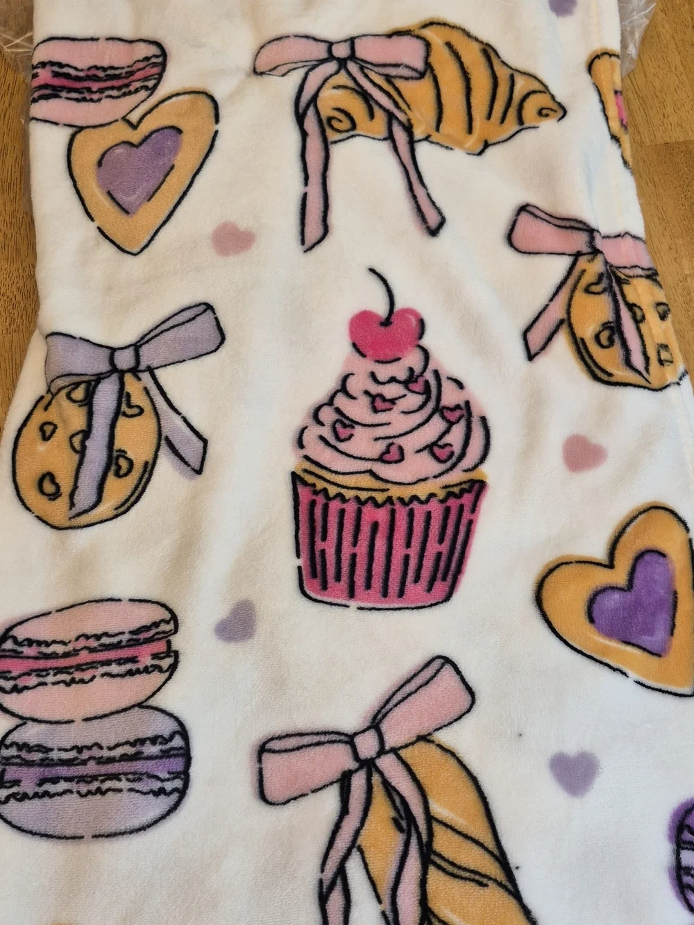 Betsey Johnson Super Soft Plush Blanket Sweet Treats Coquette Cupcake Macaroon